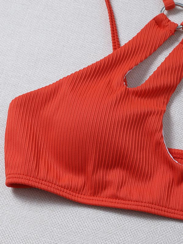 Einfarbiger, hohler Bandeau-Hipster-Bikini mit geteiltem Gelenk 