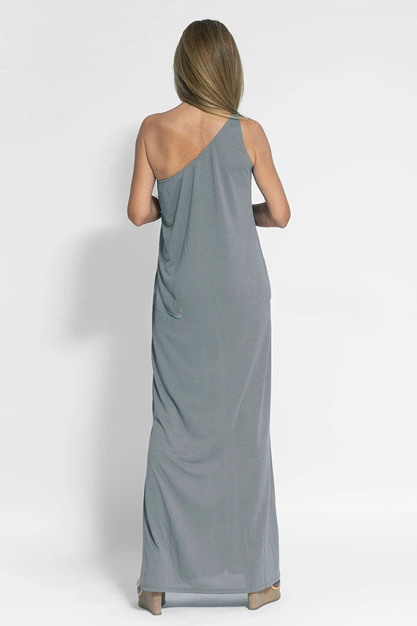 Makelloses und freies One-Shoulder-Maxikleid mit entspanntem Schlitz