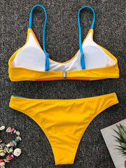 Bikini-Badeanzug mit Schlitz in Kontrastfarbe und geteiltem Schnitt 