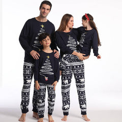 Passendes Familien-Pyjama-Set mit Weihnachtsbaum 