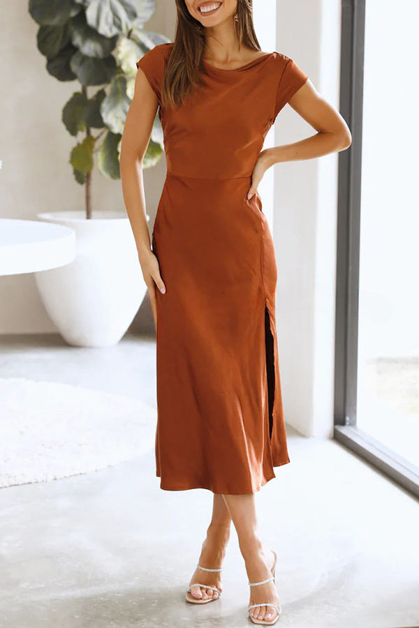 Ivana – Midi-Maxikleid aus Satin mit verdrehter Rückseite und Cut-Out