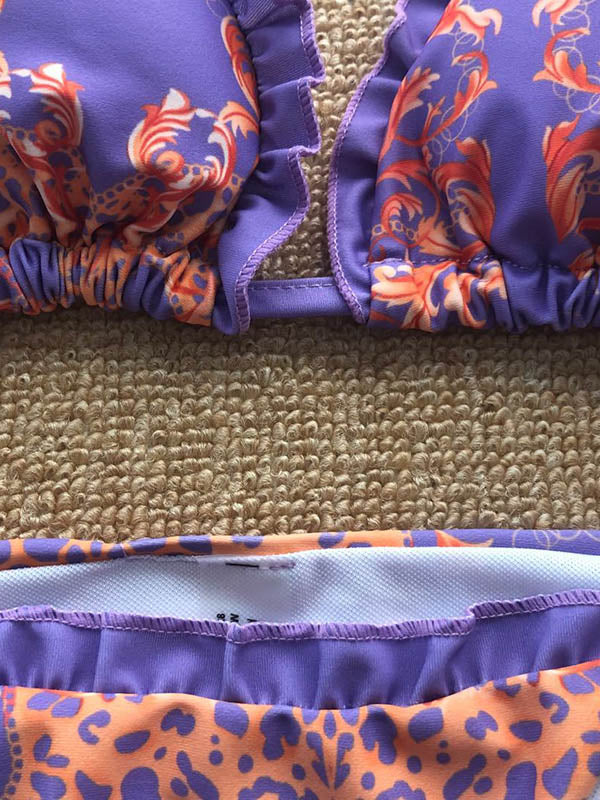 Bikini-Badeanzug mit Blumenmuster, gerüschten Dreiecken und Schlitz 