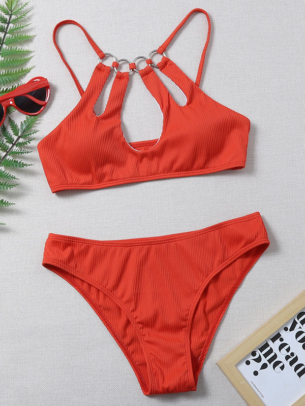 Einfarbiger, hohler Bandeau-Hipster-Bikini mit geteiltem Gelenk 