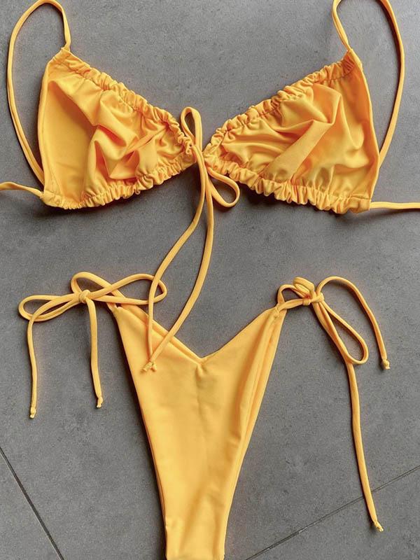 Einfarbiger Bikini-Badeanzug mit gerafften Dreiecken, Bandage und Schlitz 