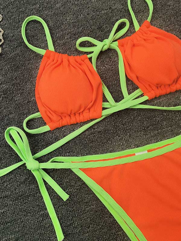 Rückenfreier Bralette-Bikini mit seitlicher Schnürung und geteiltem Ausschnitt in Kontrastfarbe 