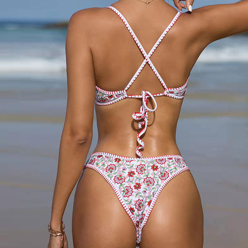 Brasilianischer zweiteiliger Bikini-Badeanzug mit Blumenmuster, Häkel-Bralette und Kerbenbesatz 