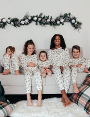 Weißer kleiner Weihnachtsbaum, endlich passende Pyjama-Sets (mit dem Pyjama des Haustierhundes) 