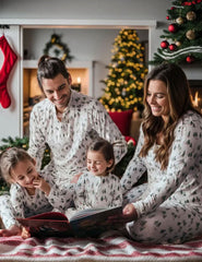 Weißer kleiner Weihnachtsbaum, endlich passende Pyjama-Sets (mit dem Pyjama des Haustierhundes) 