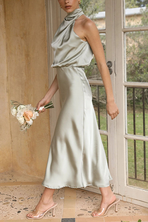 Hochgeschlossenes, drapiertes Satin-Maxikleid mit elastischer Taille von Perfectly Yours