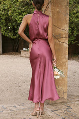 Hochgeschlossenes, drapiertes Satin-Maxikleid mit elastischer Taille von Perfectly Yours