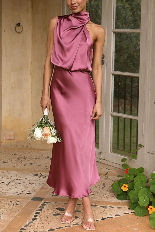 Hochgeschlossenes, drapiertes Satin-Maxikleid mit elastischer Taille von Perfectly Yours